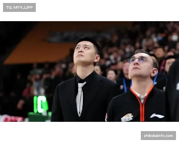 沈阳主场球迷组成巨型Tifo，致敬辽篮功勋球员杨鸣